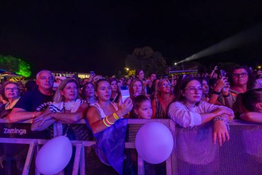 FARO, PORTUGAL: 9 Eylül 2023 - Portekiz 'in Faro kentinde düzenlenen büyük bir festival olan F Festivali' nde seyirci müzik sanatçısı izledi.