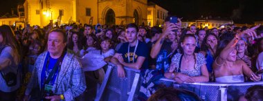 FARO, PORTUGAL: 9 Eylül 2023 - Portekiz 'in Faro kentinde düzenlenen büyük bir festival olan F Festivali' nde seyirci müzik sanatçısı izledi.