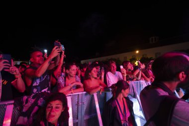 FARO, PORTUGAL: 9 Eylül 2023 - Portekiz 'in Faro kentinde düzenlenen büyük bir festival olan F Festivali' nde seyirci müzik sanatçısı izledi.