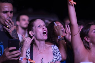 FARO, PORTUGAL: 9 Eylül 2023 - Portekiz 'in Faro kentinde düzenlenen büyük bir festival olan F Festivali' nde seyirci müzik sanatçısı izledi.