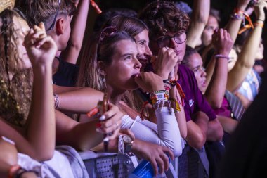 FARO, PORTUGAL: 9 Eylül 2023 - Portekiz 'in Faro kentinde düzenlenen büyük bir festival olan F Festivali' nde seyirci müzik sanatçısı izledi.