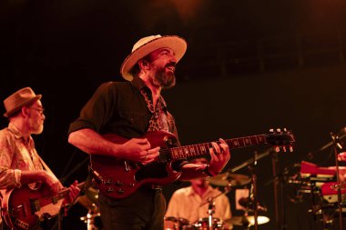 FARO, PORTUGAL: 9 Eylül 2023 - Müzik grubu Fogo Fogo, Portekiz 'in Faro kentinde düzenlenen büyük bir festival olan F festivalinde sahne aldı..