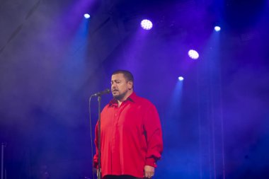 FARO, PORTUGAL: 9 Eylül 2023 - Fado şarkıcısı Ricardo Ribeiro, Portekiz 'in Faro kentinde düzenlenen büyük bir festival olan F festivalinde sahne aldı..