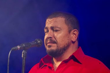 FARO, PORTUGAL: 9 Eylül 2023 - Fado şarkıcısı Ricardo Ribeiro, Portekiz 'in Faro kentinde düzenlenen büyük bir festival olan F festivalinde sahne aldı..