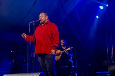 FARO, PORTUGAL: 9 Eylül 2023 - Fado şarkıcısı Ricardo Ribeiro, Portekiz 'in Faro kentinde düzenlenen büyük bir festival olan F festivalinde sahne aldı..