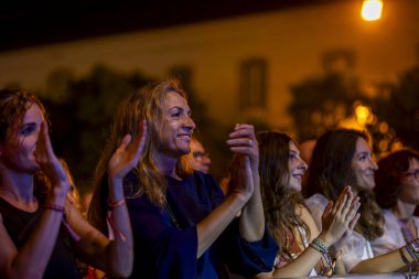 FARO, PORTUGAL: 9 Eylül 2023 - Portekiz 'in Faro kentinde düzenlenen büyük bir festival olan F Festivali' nde seyirci müzik sanatçısı izledi.