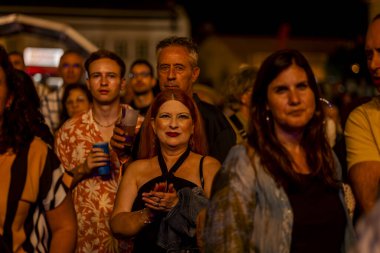 FARO, PORTUGAL: 9 Eylül 2023 - Portekiz 'in Faro kentinde düzenlenen büyük bir festival olan F Festivali' nde seyirci müzik sanatçısı izledi.