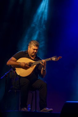 FARO, PORTUGAL: 9 Eylül 2023 - Ricardo Ribeiro konserinde klasik gitarist, Portekiz 'in Faro kentinde düzenlenen büyük bir festival olan F festivalinde sahne aldı..