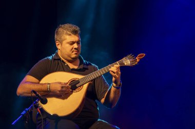 FARO, PORTUGAL: 9 Eylül 2023 - Ricardo Ribeiro konserinde klasik gitarist, Portekiz 'in Faro kentinde düzenlenen büyük bir festival olan F festivalinde sahne aldı..