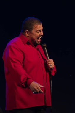 FARO, PORTUGAL: 9 Eylül 2023 - Fado şarkıcısı Ricardo Ribeiro, Portekiz 'in Faro kentinde düzenlenen büyük bir festival olan F festivalinde sahne aldı..