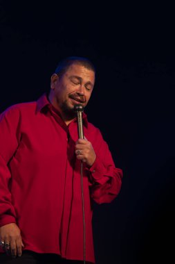 FARO, PORTUGAL: 9 Eylül 2023 - Fado şarkıcısı Ricardo Ribeiro, Portekiz 'in Faro kentinde düzenlenen büyük bir festival olan F festivalinde sahne aldı..