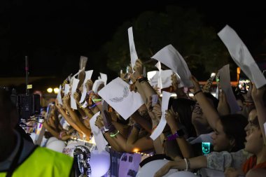 FARO, PORTUGAL: 9 Eylül 2023 - Portekiz 'in Faro kentinde düzenlenen büyük bir festival olan F Festivali' nde seyirci müzik sanatçısı izledi.