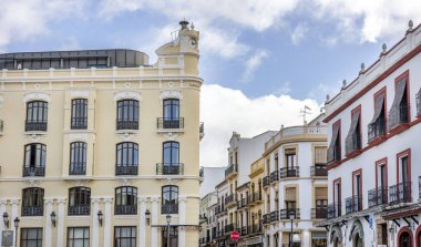 Ronda, İspanya - 20 Ekim 2023: Ronda köyünün sokaklarından mimarlık, Endülüs, İspanya.