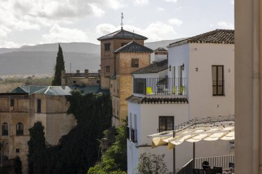 Ronda, İspanya - 20 Ekim 2023: İspanya 'nın Endülüs bölgesinde bulunan çok sayıda turist tarafından ziyaret edilen Ronda köyünden ünlü kemerli köprü.