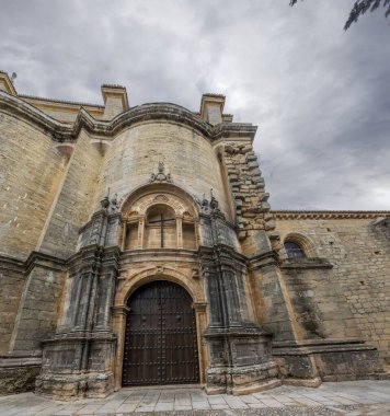Ronda, İspanya - 20 Ekim 2023: İglesia de Santa Maria la Mayor 'dan mimari detayları, İspanya' nın Ronda kentinde yer almaktadır..