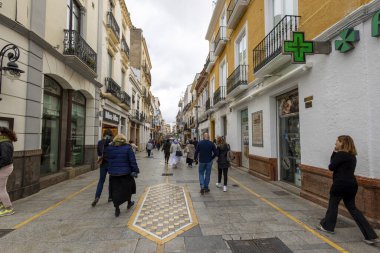 Ronda, İspanya - 20 Ekim 2023: İspanya 'da birçok restoran, kafe, dükkan ve hareketli Ronda köyünün tipik sokakları..