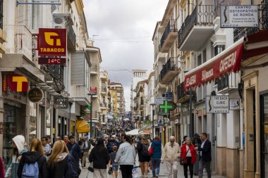 Ronda, İspanya - 20 Ekim 2023: İspanya 'nın Ronda köyündeki Calle La Bola caddesinde yürüyen çok sayıda turist ve müşteriden oluşan bir kalabalık.