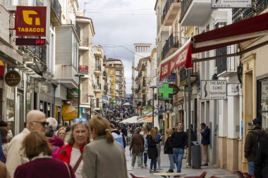 Ronda, İspanya - 20 Ekim 2023: İspanya 'nın Ronda köyündeki Calle La Bola caddesinde yürüyen çok sayıda turist ve müşteriden oluşan bir kalabalık.