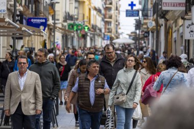 Ronda, İspanya - 20 Ekim 2023: İspanya 'nın Ronda köyündeki Calle La Bola caddesinde yürüyen çok sayıda turist ve müşteriden oluşan bir kalabalık.