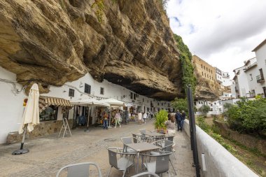 Setenil de las Bodegas, İspanya - 20 Ekim 2023: Resimli Setenil de las Bodegas köyü, İspanya.