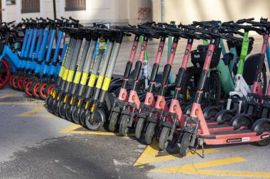 Malaga, İspanya - 21 Ekim 2023: Malaga, İspanya 'da elektrik kepçeleri ve bisikletler.