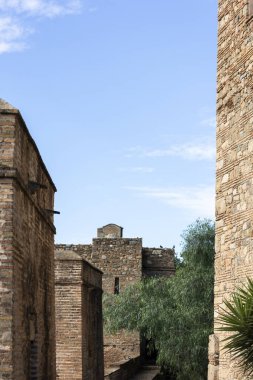Malaga, İspanya - 21 Ekim 2023: Alcazaba de Velez Kalesi dış mimari detayları İspanya 'nın Malaga kentinde yer almaktadır..