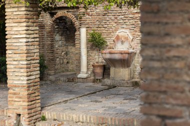 Malaga, İspanya - 21 Ekim 2023: Alcazaba de Velez Kalesi dış mimari detayları İspanya 'nın Malaga kentinde yer almaktadır..