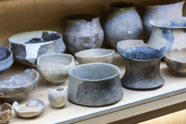 Malaga, İspanya - 21 Ekim 2023: Malaga Müzesi 'nde çeşitli karışık çömlek eserleri.