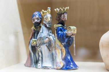 Malaga, İspanya - 21 Ekim 2023: Malaga Müzesi 'nde çeşitli karışık seramik eserler.