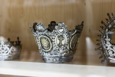 Malaga, İspanya - 21 Ekim 2023: Malaga müzesinde çeşitli gümüş eşyalar taçlandırıldı.