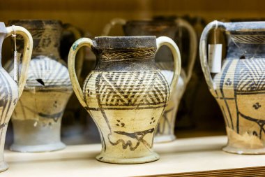 Malaga, İspanya - 21 Ekim 2023: Malaga Müzesi 'nde çeşitli karışık çömlek eserleri.