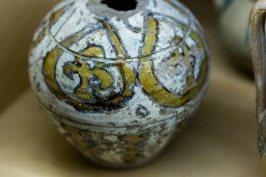 Malaga, İspanya - 21 Ekim 2023: Malaga Müzesi 'nde çeşitli karışık çömlek eserleri.