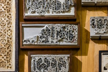 Malaga, İspanya - 21 Ekim 2023: Malaga Müzesi, İspanya 'da çeşitli karışık taş işçiliği eserleri.