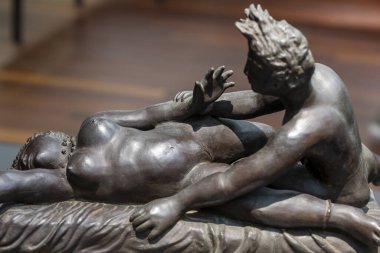 MALAGA, İspanya - 21. OCOTOBER, 2023: Lucrecia y Tarquino bronz parçası, sanatçı Jose Seguiri tarafından Malaga Müzesi, İspanya.