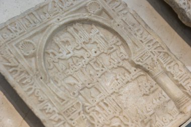 Malaga, İspanya - 21 Ekim 2023: İspanya 'nın Malaga müzesinde bulunan Loringiana koleksiyonundan Arapça tablet yazan çivi yazısı parçaları.