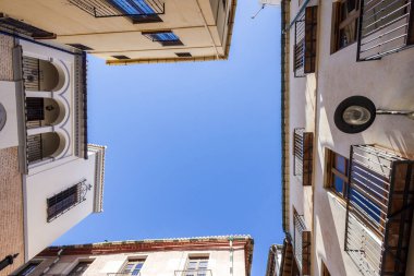 Malaga, İspanya - 21 Ekim 2023: İspanya 'nın Endülüs kentinde yer alan Malaga şehrinin çok dar bir kavşağının yukarıdan görünüşü.