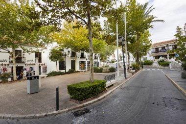 Mijas, İspanya - 22 Ekim 2023: Endülüs 'te bulunan güzel ve büyüleyici beyaz köy. İspanya
