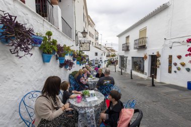 Mijas, İspanya - 22 Ekim 2023: Turistler, Endülüs 'teki şirin, güzel ve büyüleyici beyaz Mijas köyünde kahvaltılarını yapıyorlar. İspanya