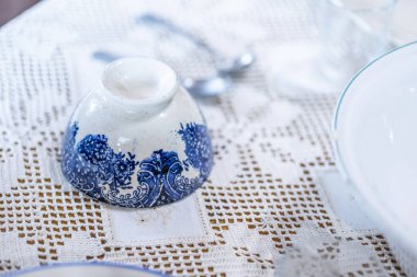 Çiçek motifli eski bir kase, Portekiz geleneksel seramikleri..