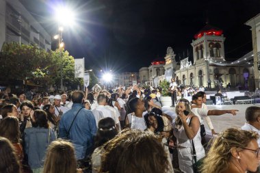 LOULE, PORTUGAL: 26 AĞUSTOS 2023 - Beyaz Gece adında bir etkinlik, herkesin beyaz giyindiği ve izlediği gösteriler, konserler ve gösteriler.