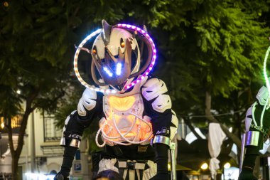 LOULE, PORTUGAL: 26 AĞUSTOS 2023 - Beyaz Gece adında bir etkinlik, herkesin beyaz giyindiği ve izlediği gösteriler, konserler ve gösteriler.