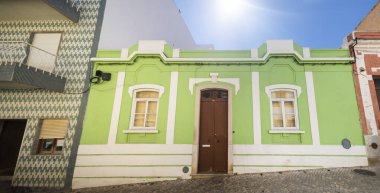 Portekiz, Avrupa 'da yer alan karmaşık ve farklı platibantlı Algarve binalarının tipik mimarisine yakından bakın..