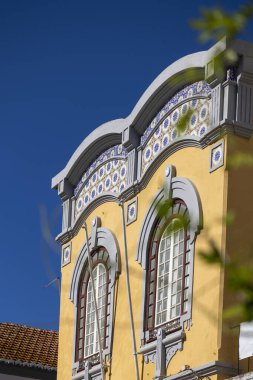 Geleneksel windows klasik Portekizce binaların görünümü kapat.