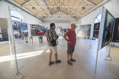 PORTIMAO, PORTUGAL - 29 Temmuz 2023: Eski balık pazarı binasında önemli gazetecilik fotoğrafçılığı ve belgesel çalışmalarının yer aldığı Dünya Basın Fotoğraf Sergisi. Giriş herkese bedava..
