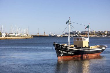 PORTIMAO, PORTUGAL - 29 Temmuz 2023: Portekiz 'in Portimao şehrinin rıhtımlarına demirlemiş geleneksel balıkçı teknesi.