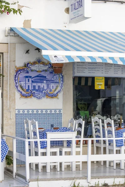 Portekiz 'in Algarve bölgesinde tipik bir açık hava restoranı manzarası.