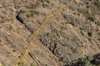 Portekiz 'in Alferce köyü yakınlarında yer alan doğa yürüyüşleri için ideal dağ üzerindeki ahşap patika..