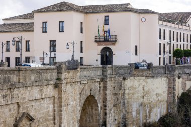 İspanya 'nın Endülüs bölgesinde yer alan çok sayıda turist tarafından ziyaret edilen Ronda köyünden ünlü kemerli köprü..