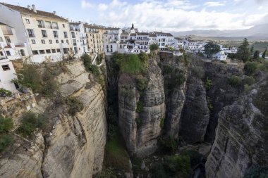İspanya 'nın Endülüs bölgesinde yer alan çok sayıda turist tarafından ziyaret edilen Ronda köyünden ünlü kemerli köprü..