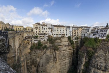 İspanya 'nın Endülüs bölgesinde yer alan çok sayıda turist tarafından ziyaret edilen Ronda köyünden ünlü kemerli köprü..